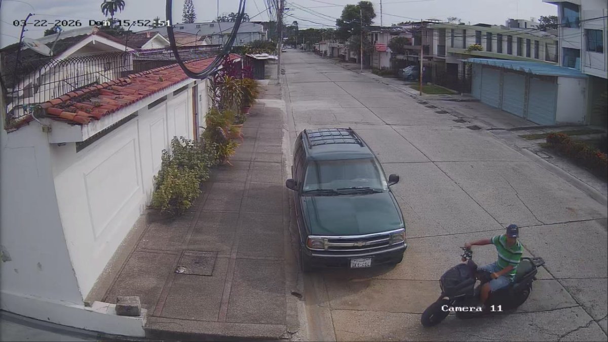 El sujeto en la moto ha sido señalado por moradores por ser autor de varios robos.