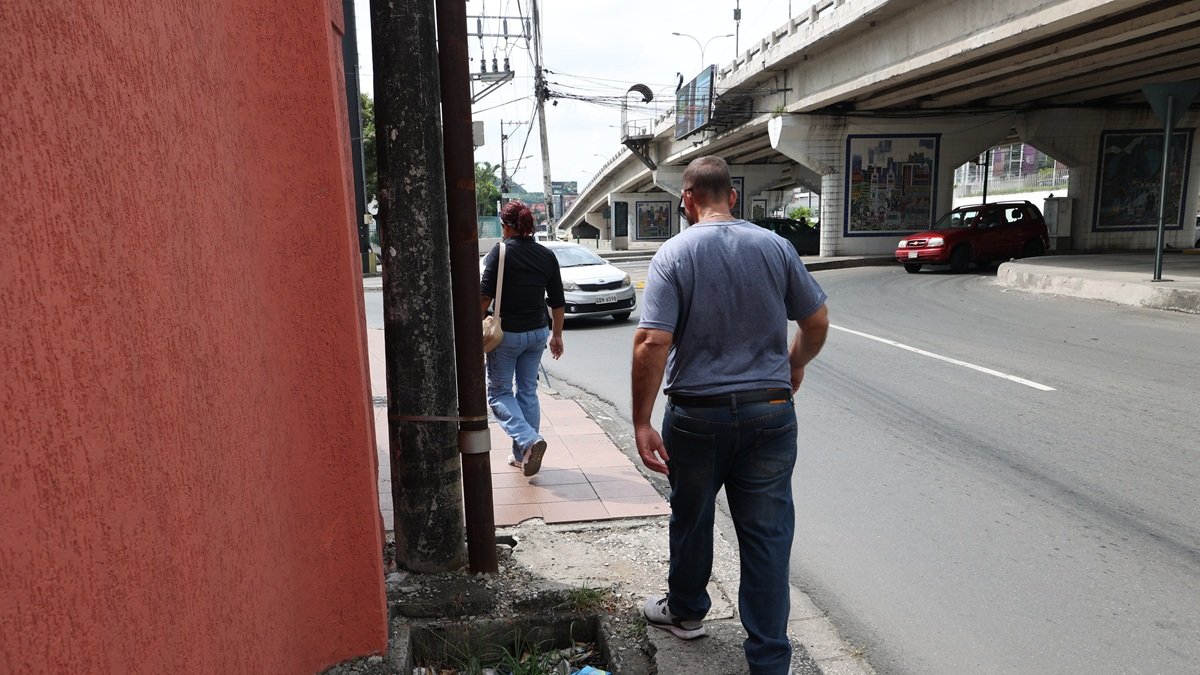 Entre las avenidas Carlos Julio Arosemena y Las Monjas, las aceras no son amigables para el peatón. Incluso hay alcantarillas sin tapa.