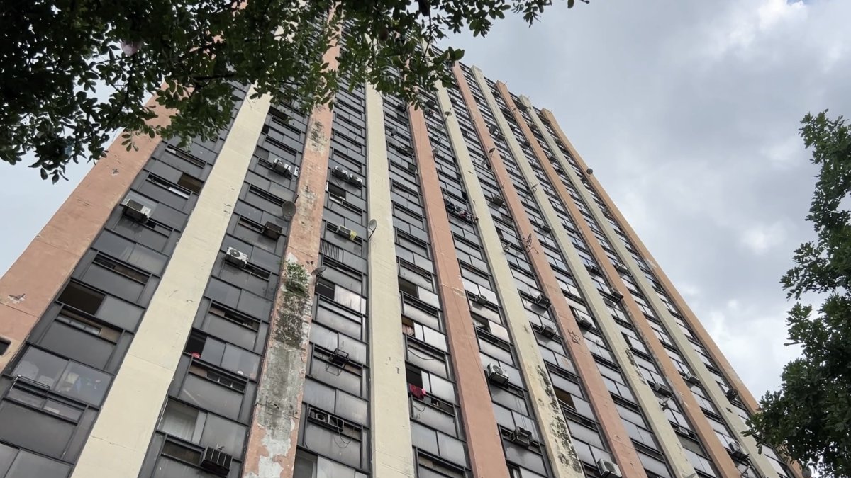 El edificio El Fórum se inauguró en 1981 y cuenta con 28 pisos y una terraza. En su parte superior albergó durante años una antena.