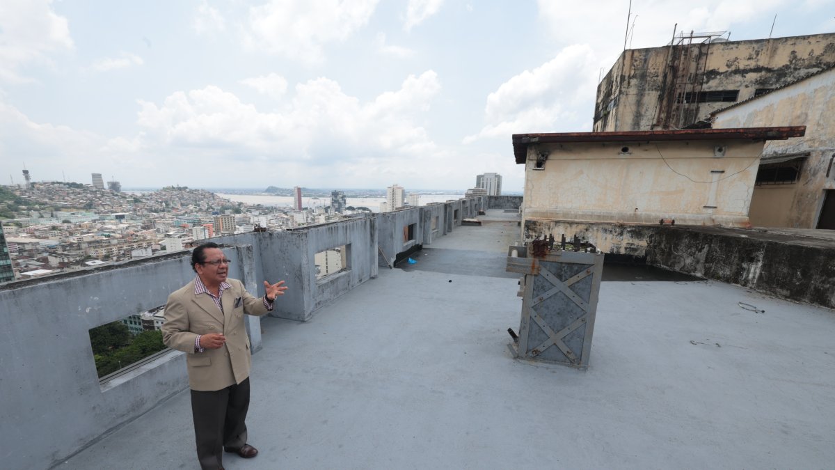 El presidente del Comité Ejecutivo de El Fórum, Manuel Chele, explica el plan para rehabilitar la terraza del edificio, ubicada a 105 metros de altura.