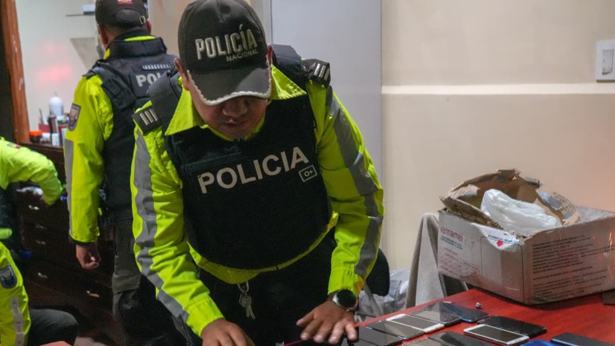 En el negocio no pudieron justificar la procedencia de los celulares.