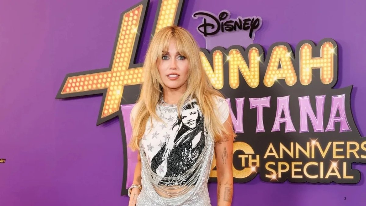 Con trece años la artista alcanzó la fama internacional que le otorgó numerosos premios y la llevó a firmar con Hollywood Records