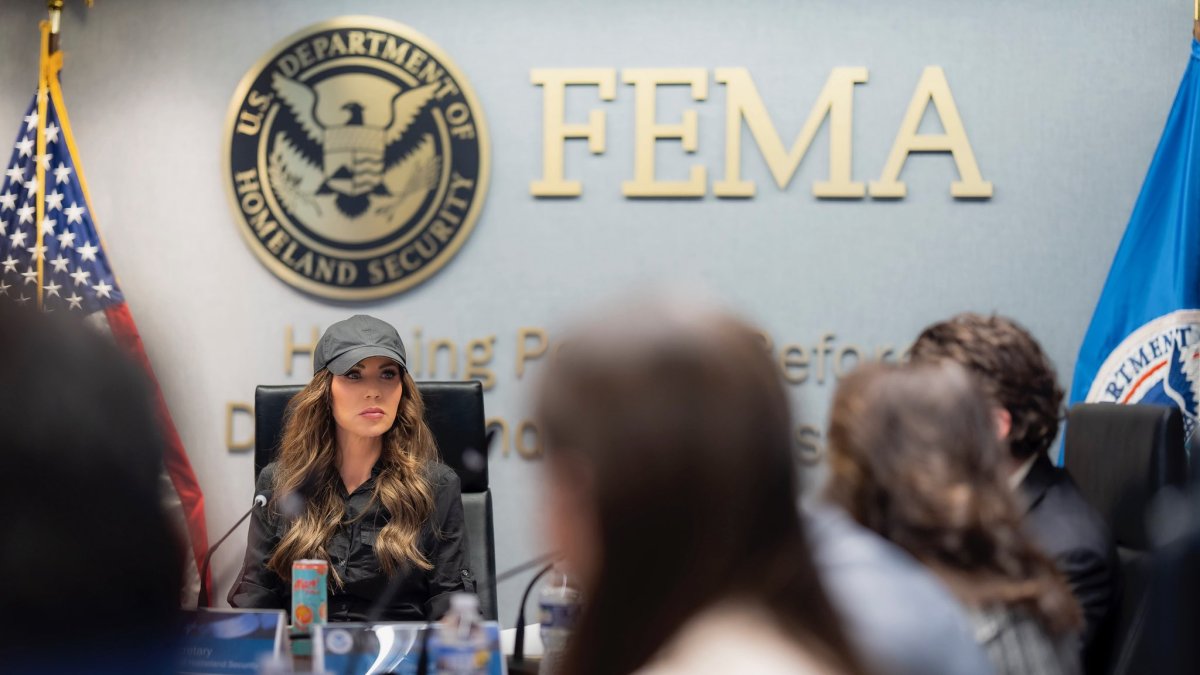 La secretaria saliente del Departamento de Seguridad Nacional, Kristi Noem.