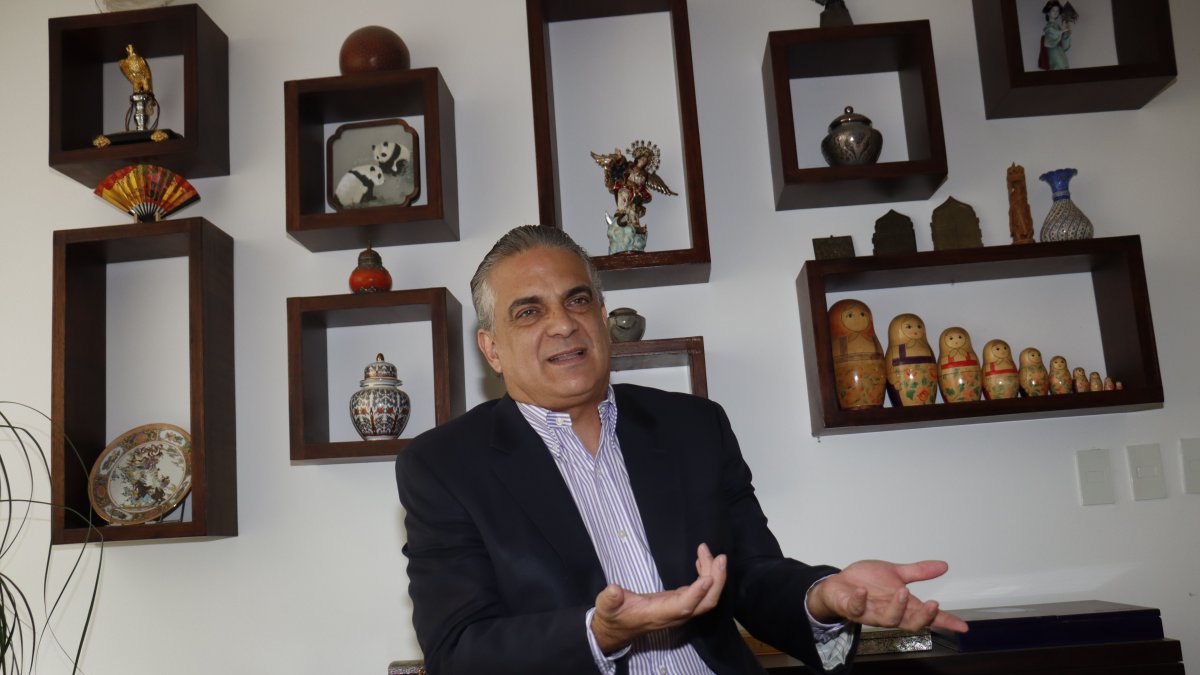 Fue Ministro de Comercio exterior, entre 2013 y 2015. Durante ese tiempo, negoció y firmó un acuerdo comercial entre la Unión Europea y Ecuador.