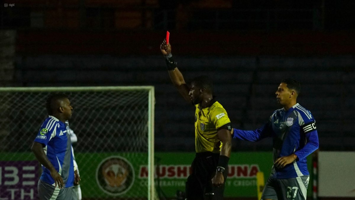Miller Bolaños recibió la tarjeta roja en la visita de Emelec ante Mushuc Runa.