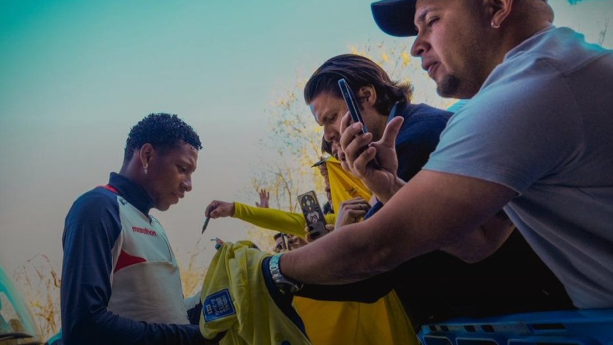 Gonzalo Plata firmó camisetas de hinchas de la Tri previo al partido ante Marruecos.