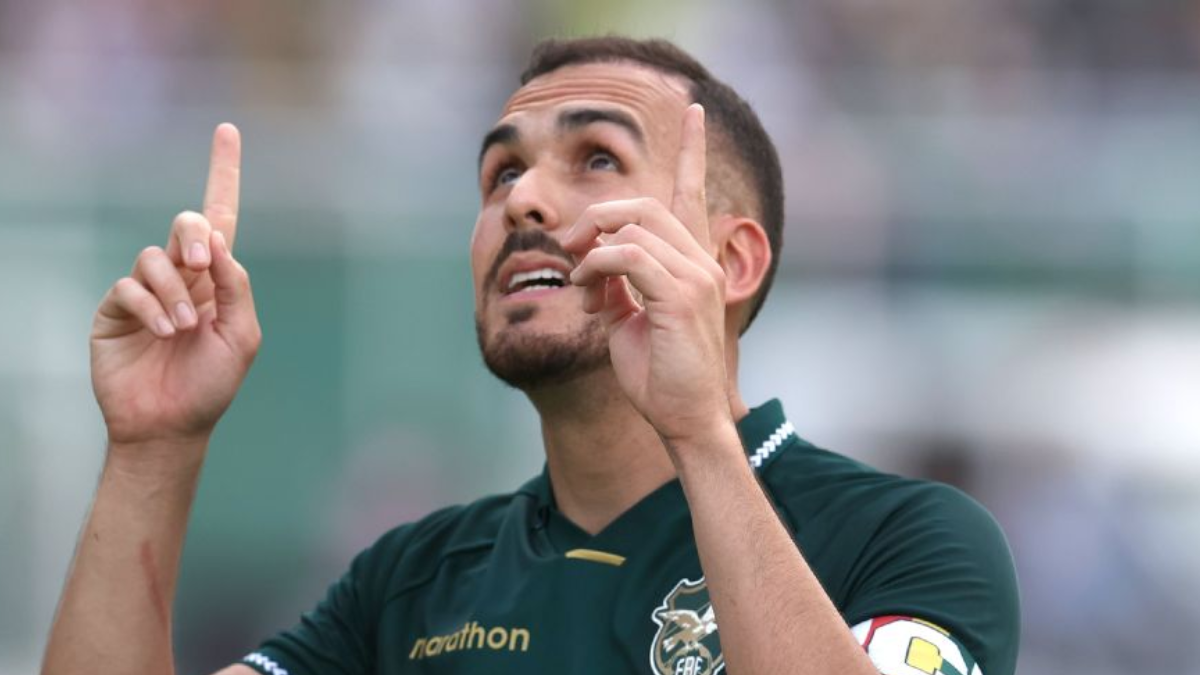 Jhasmani Campos, volante de la selección de Bolivia, realiza un gesto de agradecimiento durante un enfrentamiento