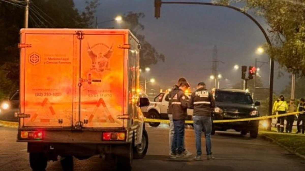 Autoridades investigan el hallazgo de dos cadáveres con impactos de bala en la Panamericana Norte, en el sector Carcelén Alto de Quito.