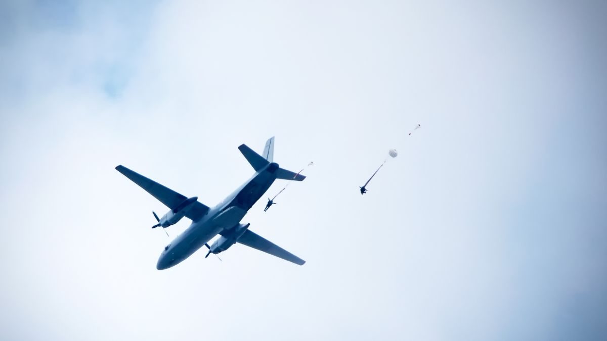 Referencial. Paracaidistas estadounidenses realizan maniobras aéreas tras el despliegue en Oriente Medio por el conflicto con Irán.