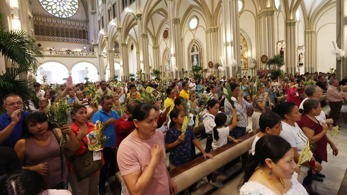 La Catedral Metropolitana de Guayaquil acoge a decenas de feligreses cada Domingo de Ramos.