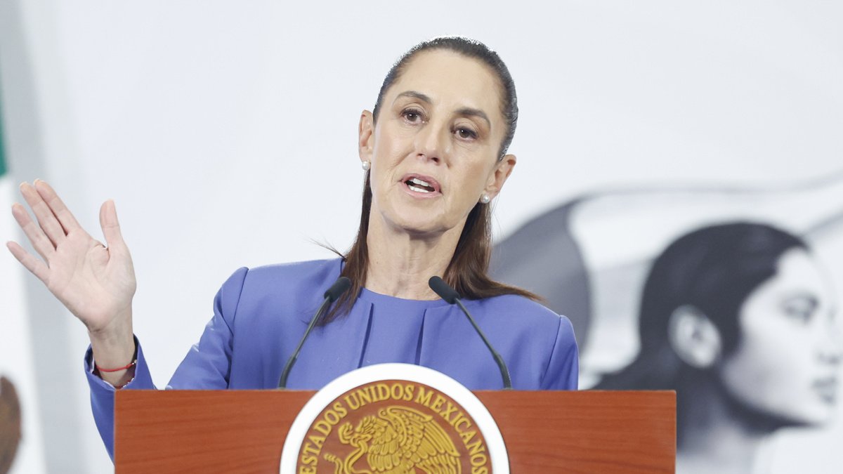 La presidenta de México, Claudia Sheinbaum, habla durante una rueda de prensa este miércoles, en el Palacio Nacional de la Ciudad de México (México).