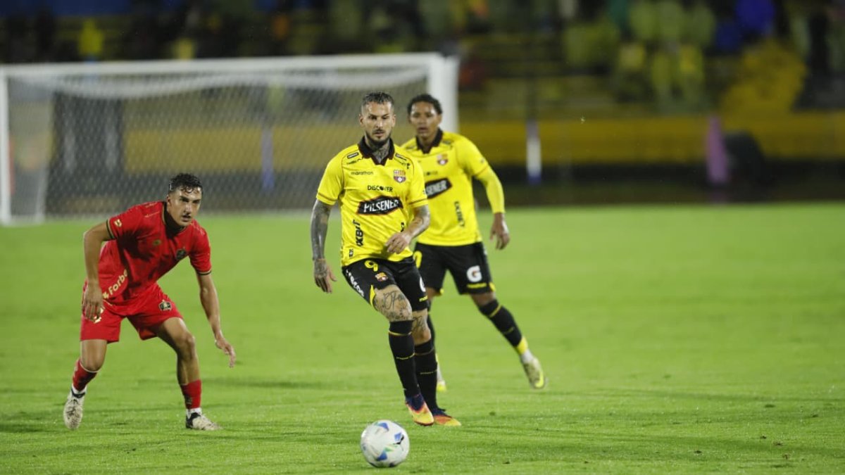 Migrantes viven en tiendas de campaña en una céntrica calle de París.