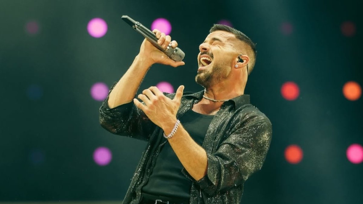 El éxito internacional del Rey del Pop Latino se consolidó aún más con su cuarto álbum, Vuelve