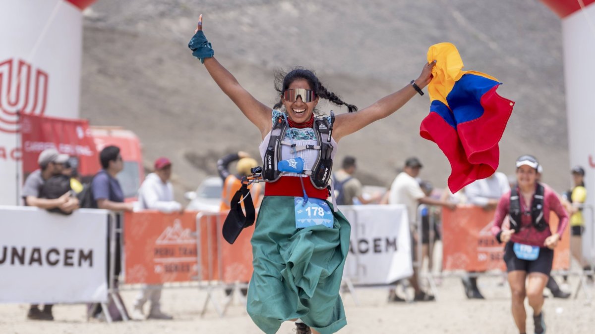 Yanna Guillín sacó la bandera de Ecuador antes de llegar a la meta y ser la única mujer en conquistar el Tunari durante la prueba extrema en suelo boliviano.
