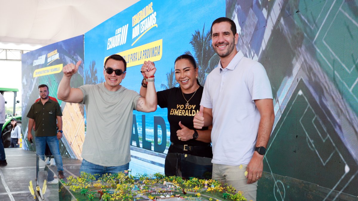 El presidente también estuvo acompañado de la prefecta de Esmeraldas, Roberta Zambrano