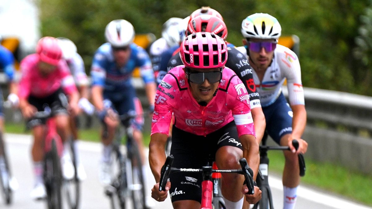 El ciclista Richard Carapaz suspendió el inicio de la temporada 2026.