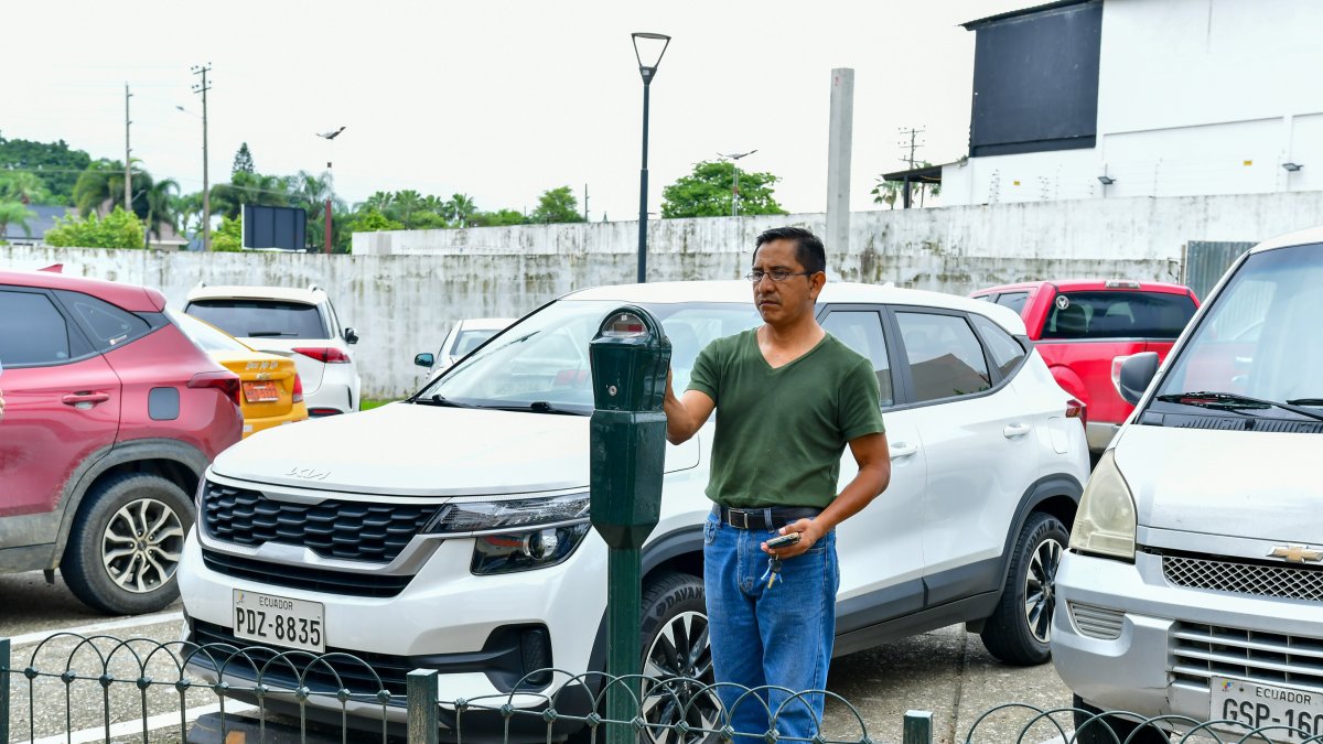 Dos adultos mayores fueron rescatados de un aluvión ocurrido en el cantón Girón.