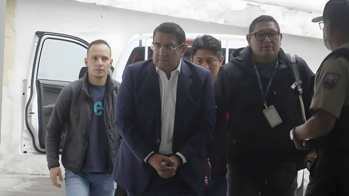 Santiago Díaz, en una comparecencia previa, mientras el Tribunal anuncia la suspensión de su audiencia y fija nueva fecha para abril.