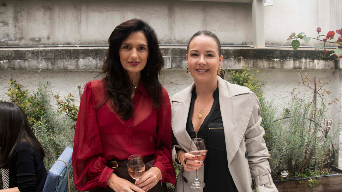 Investigadores examinando la carrocería carbonizada de un autobús postal en Kerzers, Suiza, el 10 de marzo de 2026.