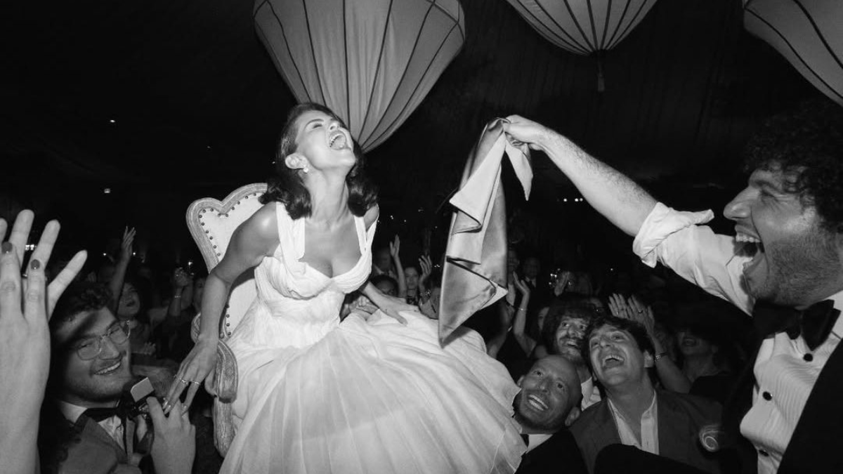 Selena compartió fotos inéditas de su ceremonia de compromiso con Benny Blanco.