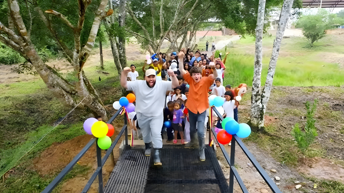 El equipo de MrBeast reemplazó un peligroso puente de madera por una estructura metálica más segura, permitiendo que los niños crucen sin riesgos para llegar a sus nuevas escuela.