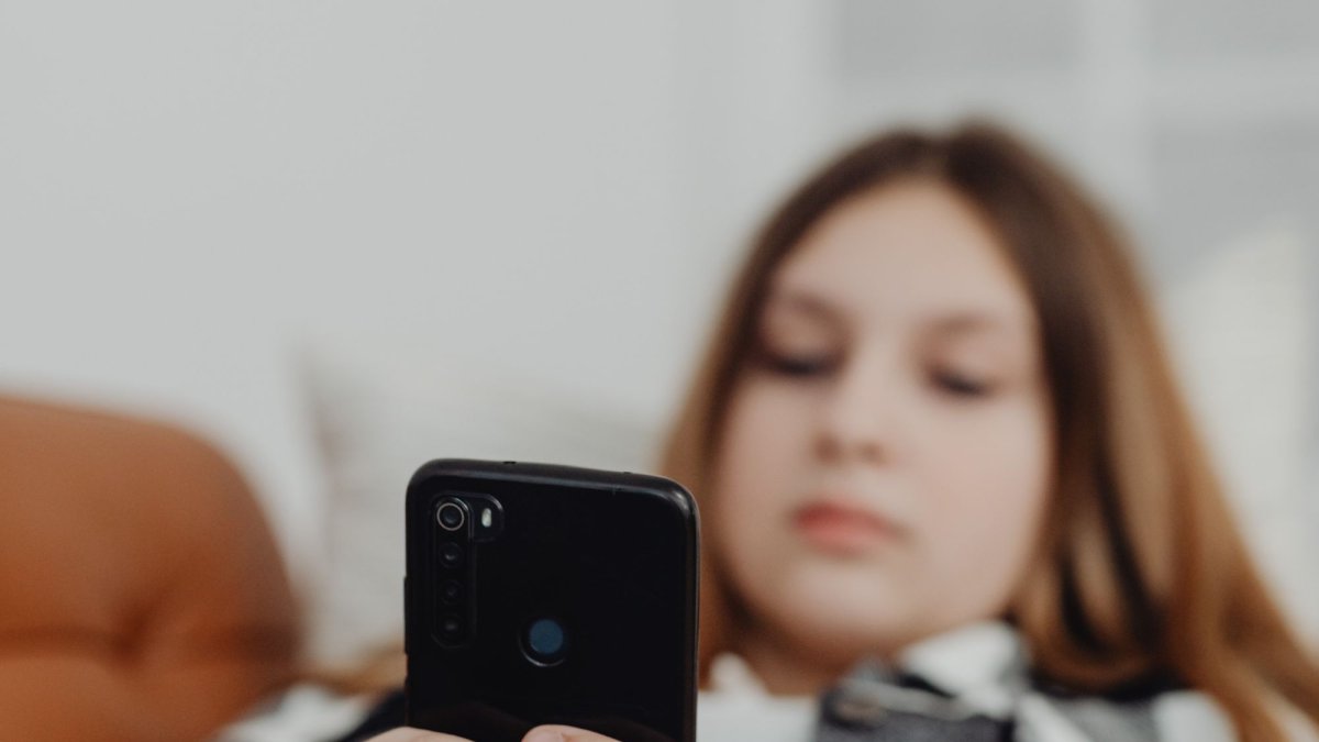 El debate sobre restringir redes sociales en adolescentes revela un desafío mayor: formar ciudadanos digitales críticos y responsables.