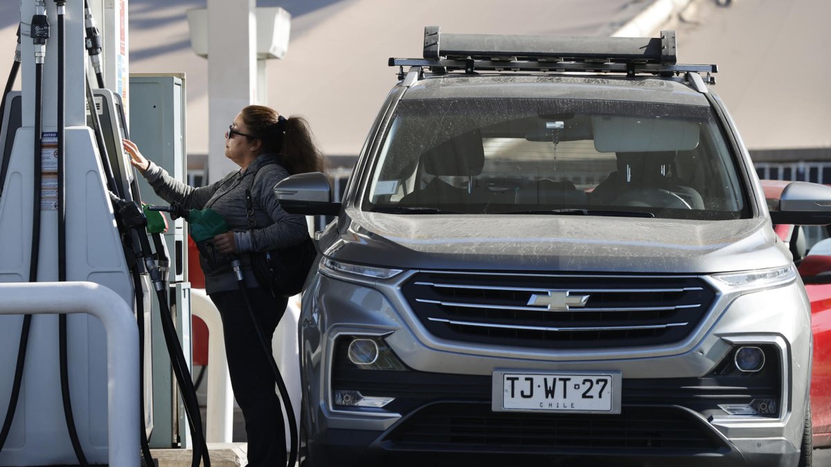 Una persona abastece de combustible un vehículo en una estación de servicio este martes, en Santiago (Chile).