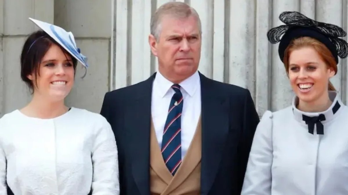 Andrés con sus hijas, Eugenia y Beatriz.