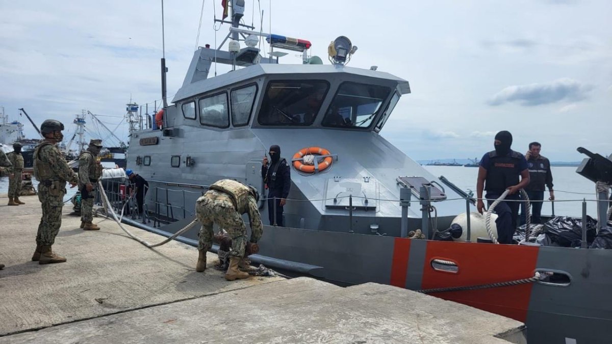 Llegaron a puerto los detenidos en operación conjunta con los Estados Unidos.
