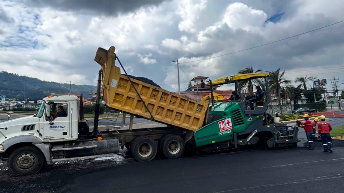 En el redondel de Las Bañistas, en Cumbayá, se realizó el tendido de carpeta asfáltica en ambos carriles.