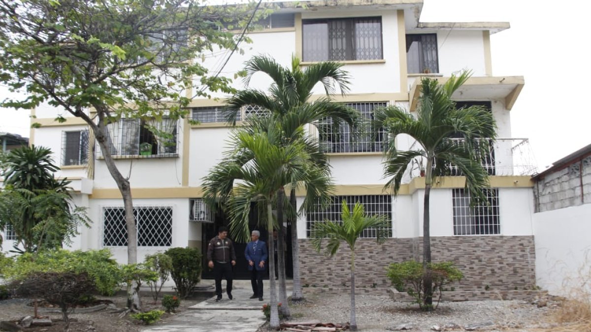 Escena. El departamento ubicado en Sauces, al norte de Guayaquil, fue el sitio donde se cometió el insólito hecho. Vecinos no lo podían creer.