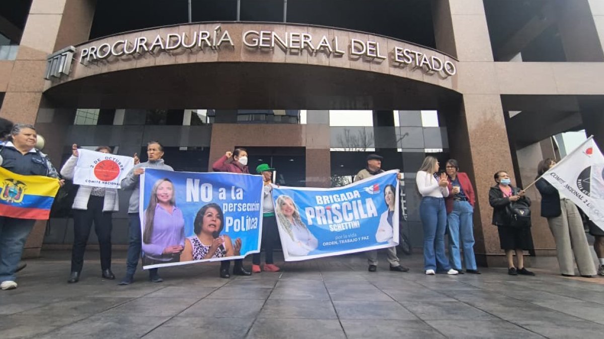 Priscila Schettini y militantes de la RC realizaron un plantón en los exteriores de la Procuraduría, en el norte de Quito.