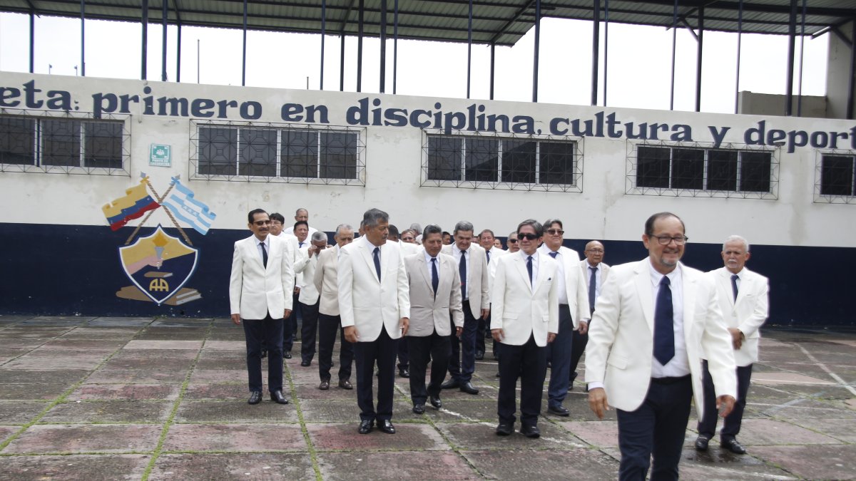 Los bachilleres de la promoción 50 del colegio Aguirre Abad volvieron a recorrer las instalaciones de su institución.