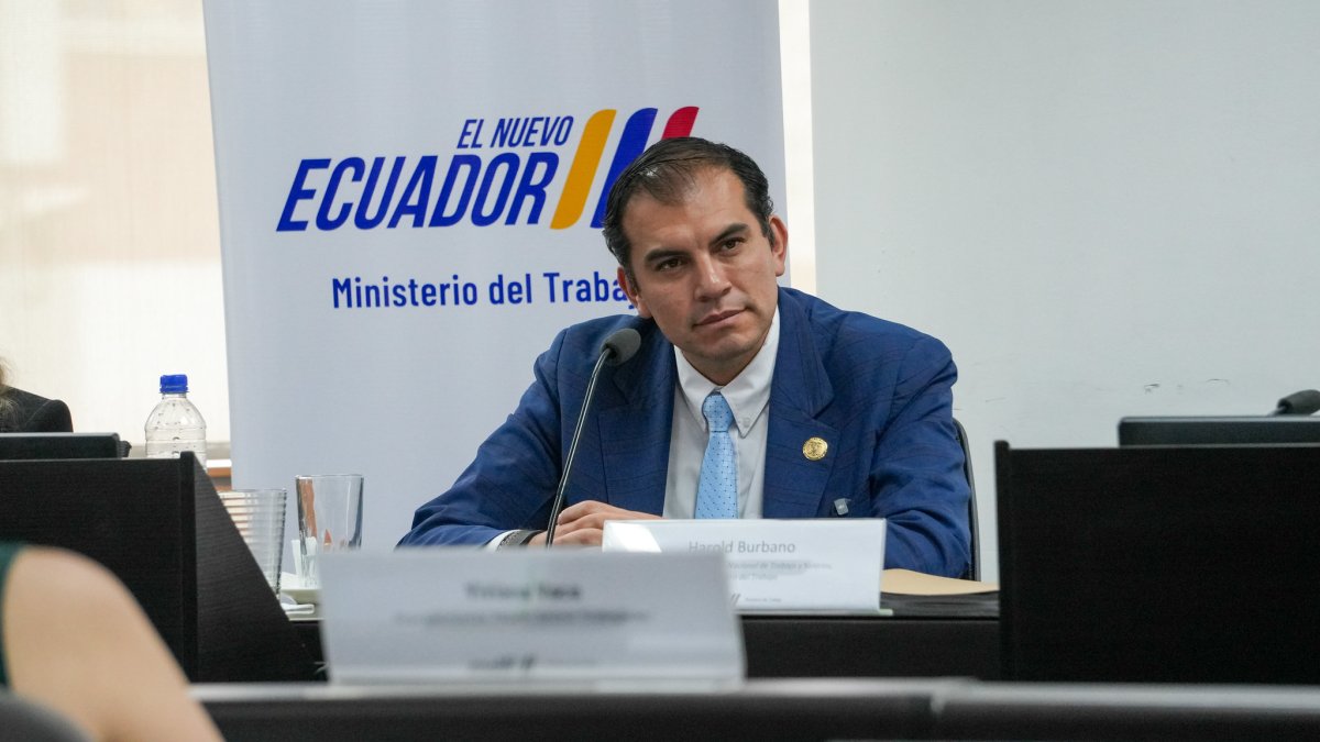 Harold Burbano, ministro del Trabajo, no ha cumplido con una sentencia de habeas data que obliga a su cartera corregir un error sobre el falso impedimento laboral de Alexandra Villacís.