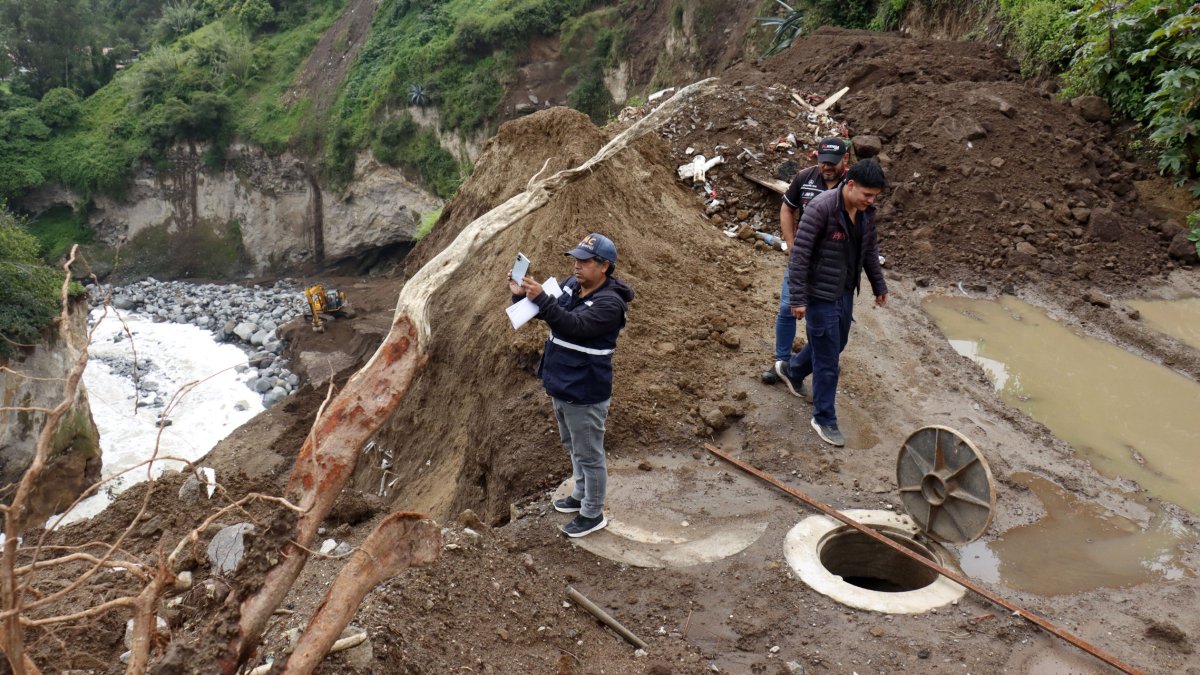 En flagrancia se verificó un movimiento de tierra y acopio de escombros en una quebrada de Tumbaco.