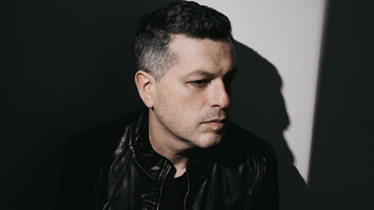 El escritor paraguayo, nacido en Asunción, además es abogado y músico. Ha formado parte de bandas como Sabaoth, Lethe y Pylgrym. Actualmente toca en Eyesight y Coral Negro.