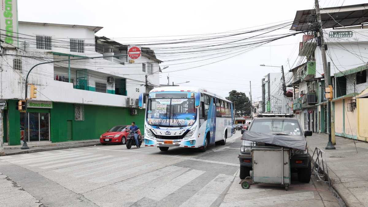 Cinco líneas de transporte público y una de alimentador del sistema Metrovía tendrán cambios en sus recorridos por trabajos viales en una calle de la ciudadela Miraflores.