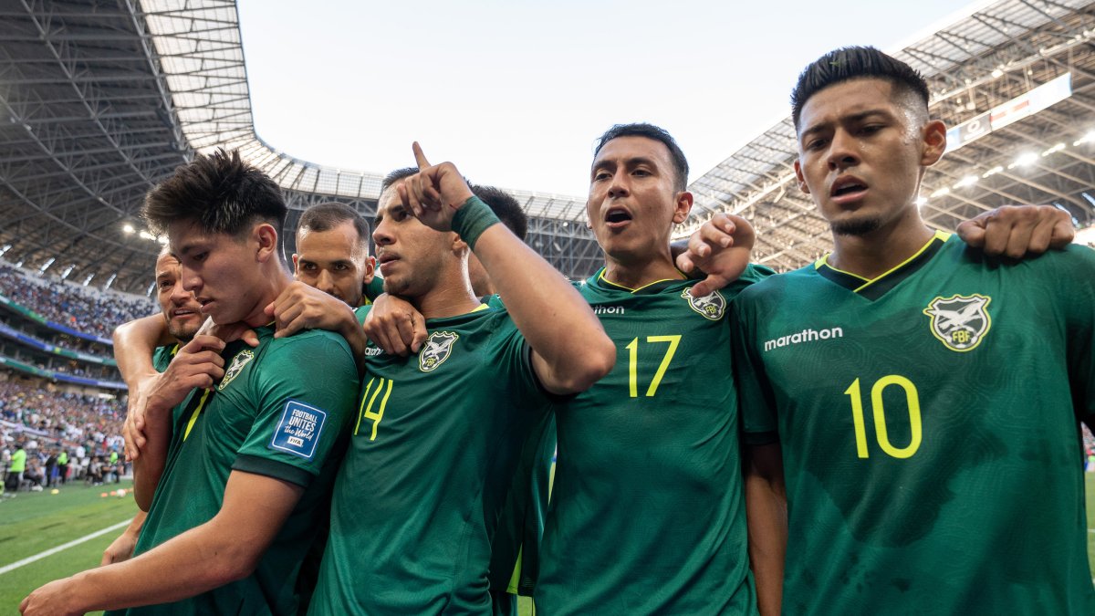 Jugadores de Bolivia celebran el gol de Miguel Terceros.