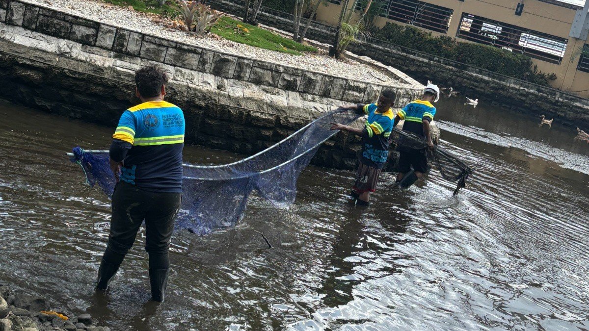 Mantenimiento en las lagunas artificiales del Malecón 2000.