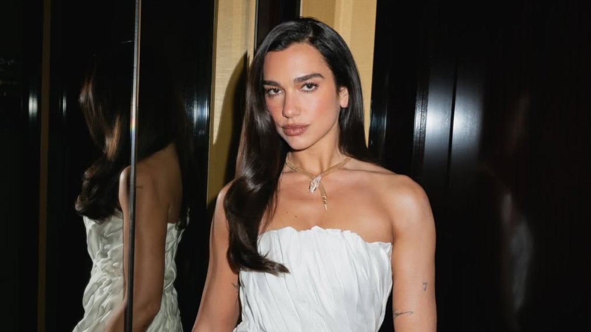 La cantante de origen albanés firmó con Warner Records en 2014 y lanzó su álbum debut homónimo en 2017.