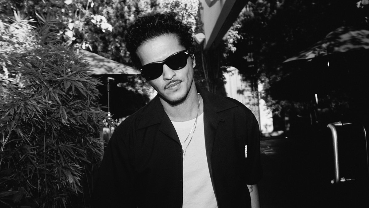 Imagen promocional oficial del próximo programa de radio de Mars.