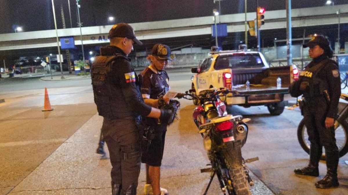 Durante el toque de queda se limita la movilización en las provincias afectadas.