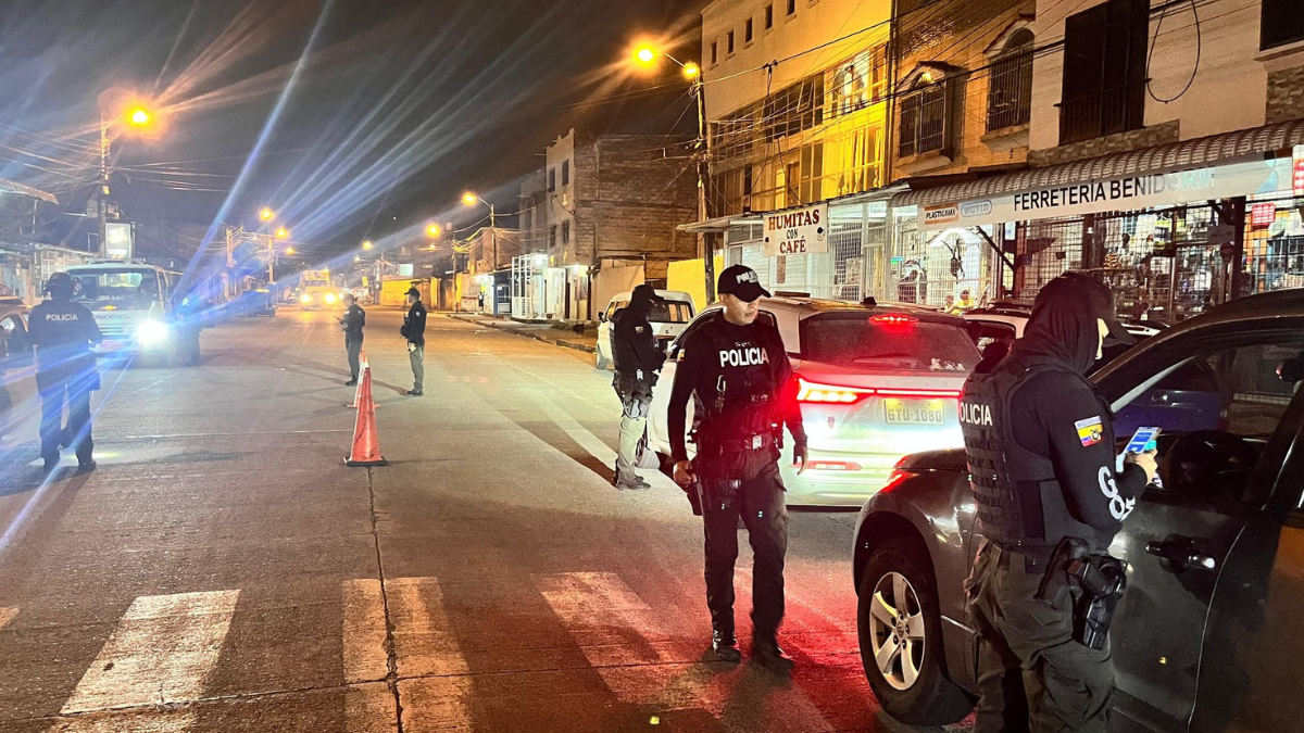 Operativo policial en un control nocturno, imagen referencial tras la captura de alias Abel y tres integrantes de Los Lobos en Esmeraldas.