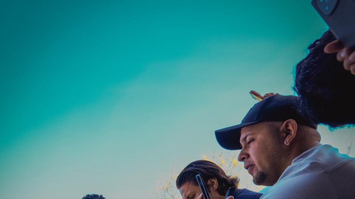 Gonzalo Plata jugador de Ecuador junto aficionados ecuatorianos.