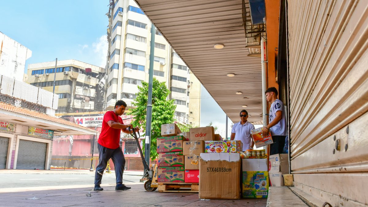 El ingreso del personal de locales comerciales es limitado al perímetro que está cercado por el riesgo de que la edificación del Multicomercio colapse.