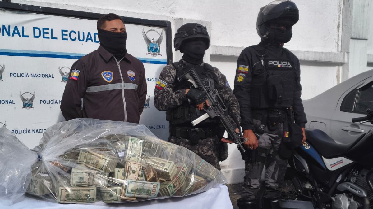 La Policía encontró el 20 de marzo de 2026 casi un millón de dólares en efectivo en una caja fuerte de un edificio del norte de Quito.