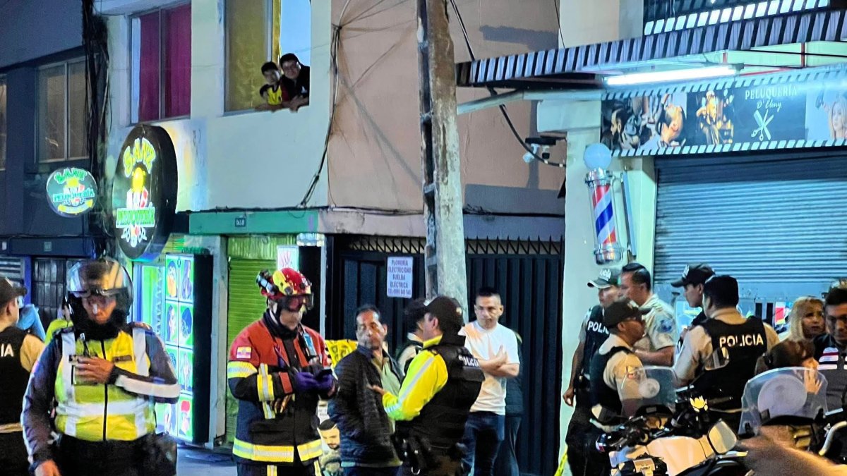 Personal de emergencia atiende a un ciudadano extranjero herido tras ataque armado en Tumbaco.