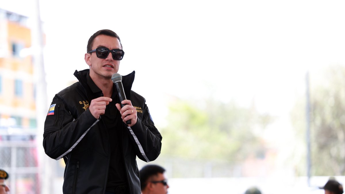 Daniel Noboa firmó los decretos que oficializan la salida de seis altos mandos de las Fuerzas Armadas.