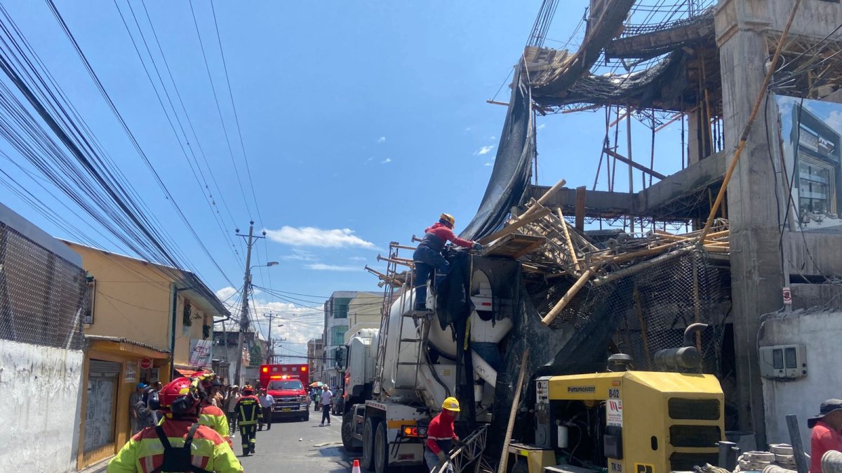 Colapso de loza en una obra en Tumbaco, en Quito, dejó cuatro obreros heridos y generó la movilización de equipos de emergencia.