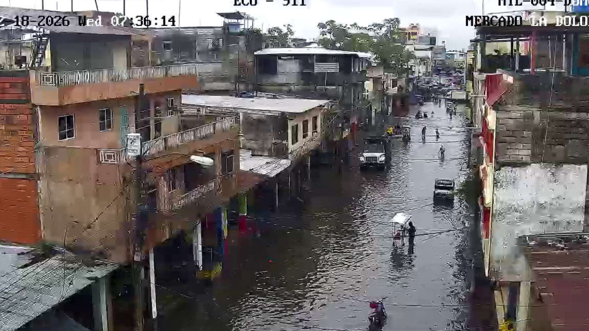 Las calles de Milagro amanecieron bajo el agua, obligando al IESS a suspender la atención en consulta externa.